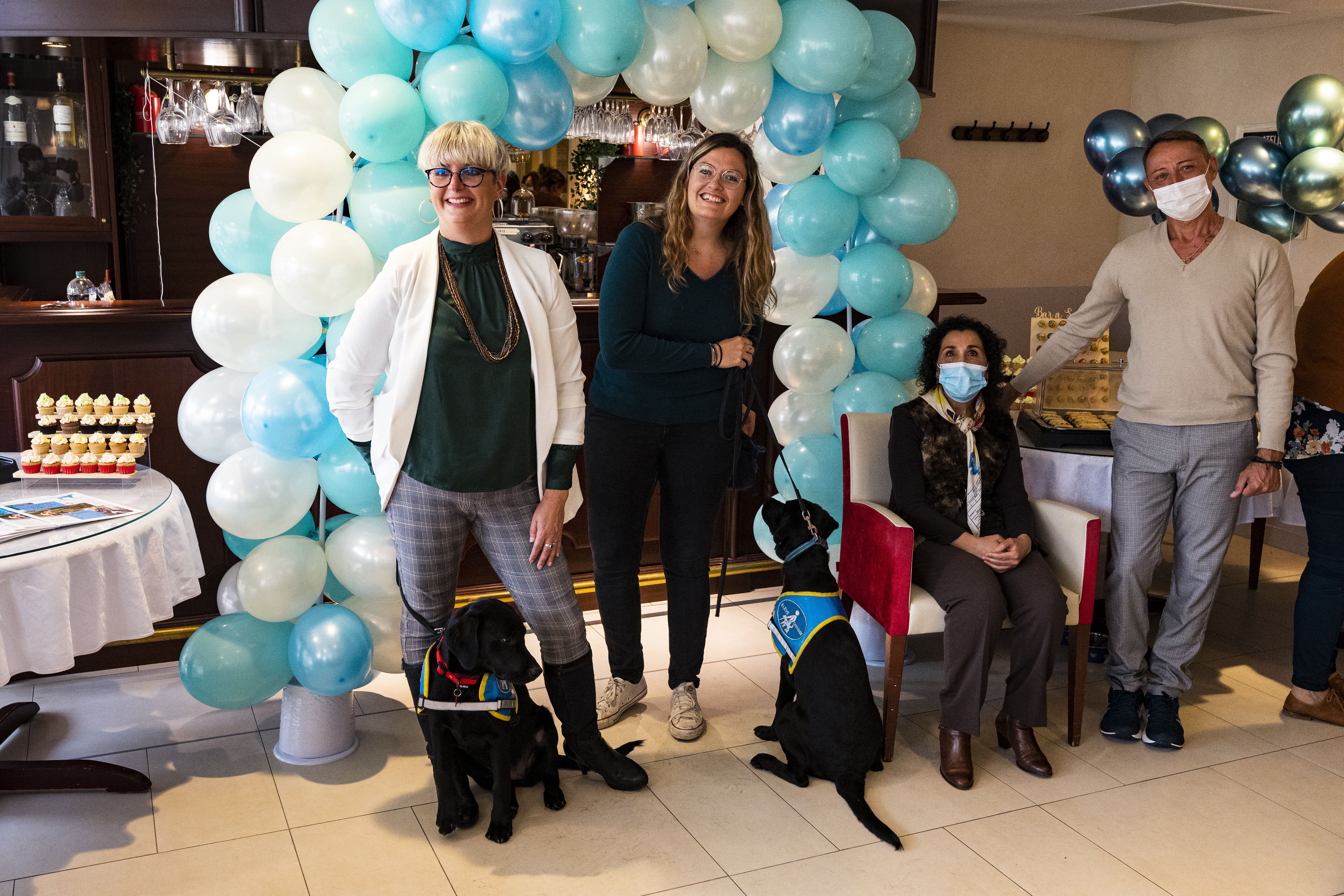 Des collaboratrices engagées avec des futurs Chiens-Guides